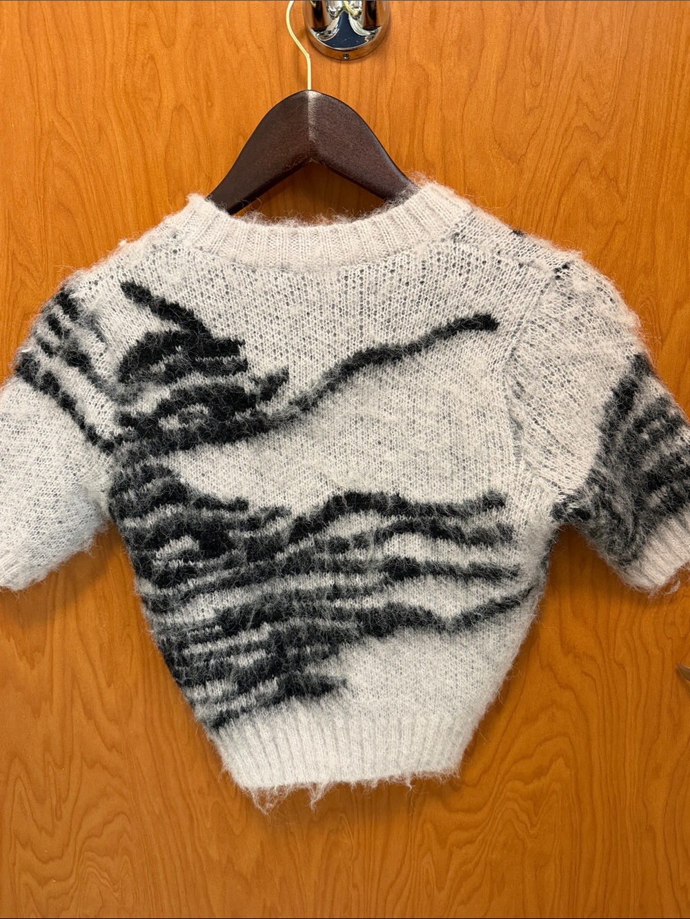 🦓🦓🦓BOGOHO🦓🦓White & Black Wave-Pattern Short Sleeve Sweater - Picture 6 of 7